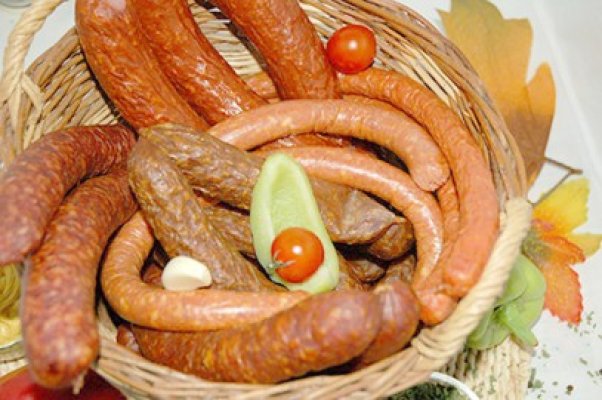 Cârnaţi româneşti, respinşi din cauza unui colorant cancerigen